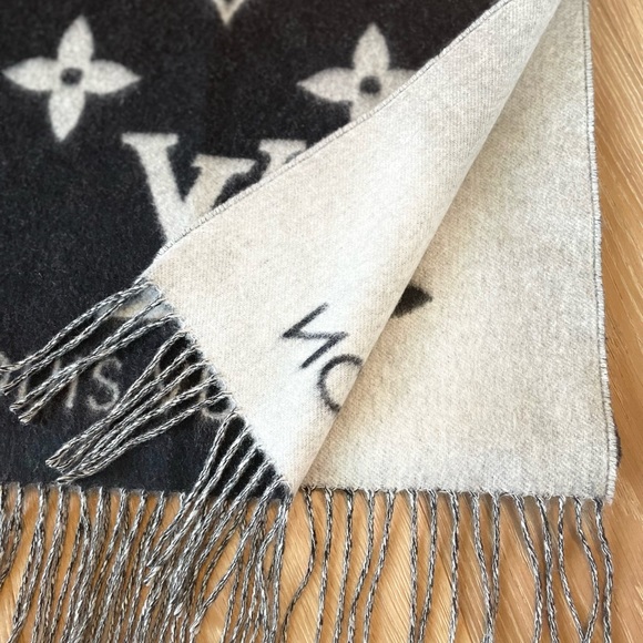 Louis Vitton 100% Cashmere Shawl - Picture 3 of 11